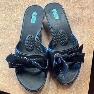 Black open toed shoes